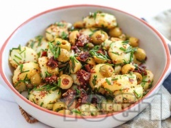 Салата с бейби картофи, маслини,  сушени домати и каперси - снимка на рецептата